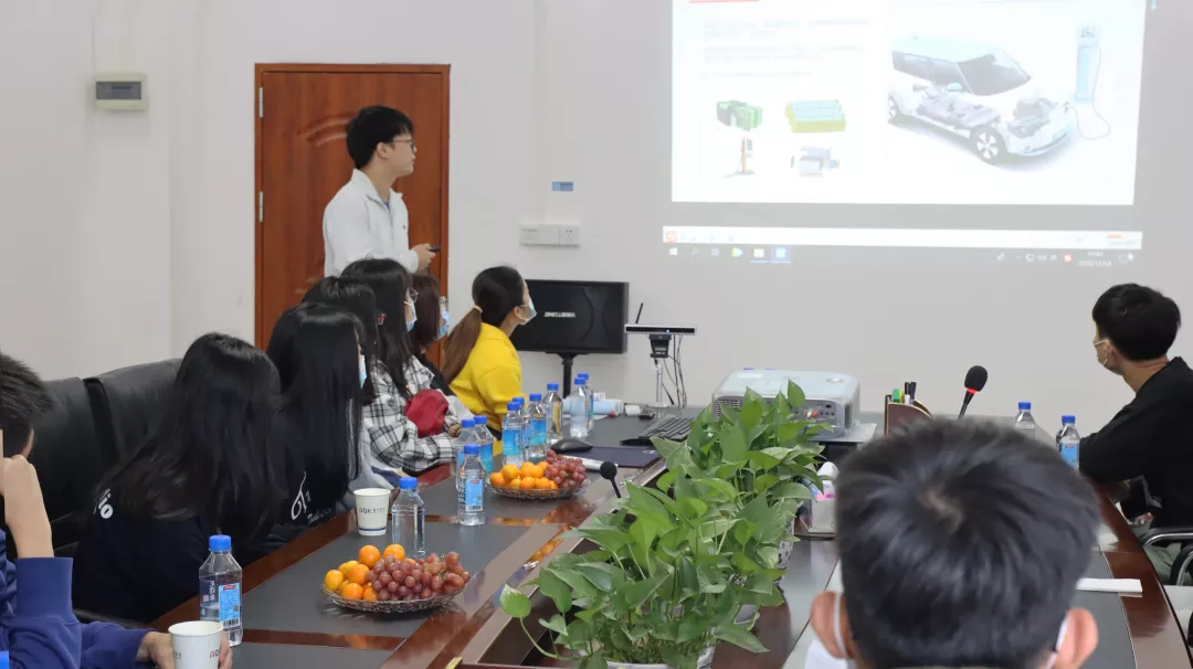 工艺管理部同事向来访学生介绍了公司概况